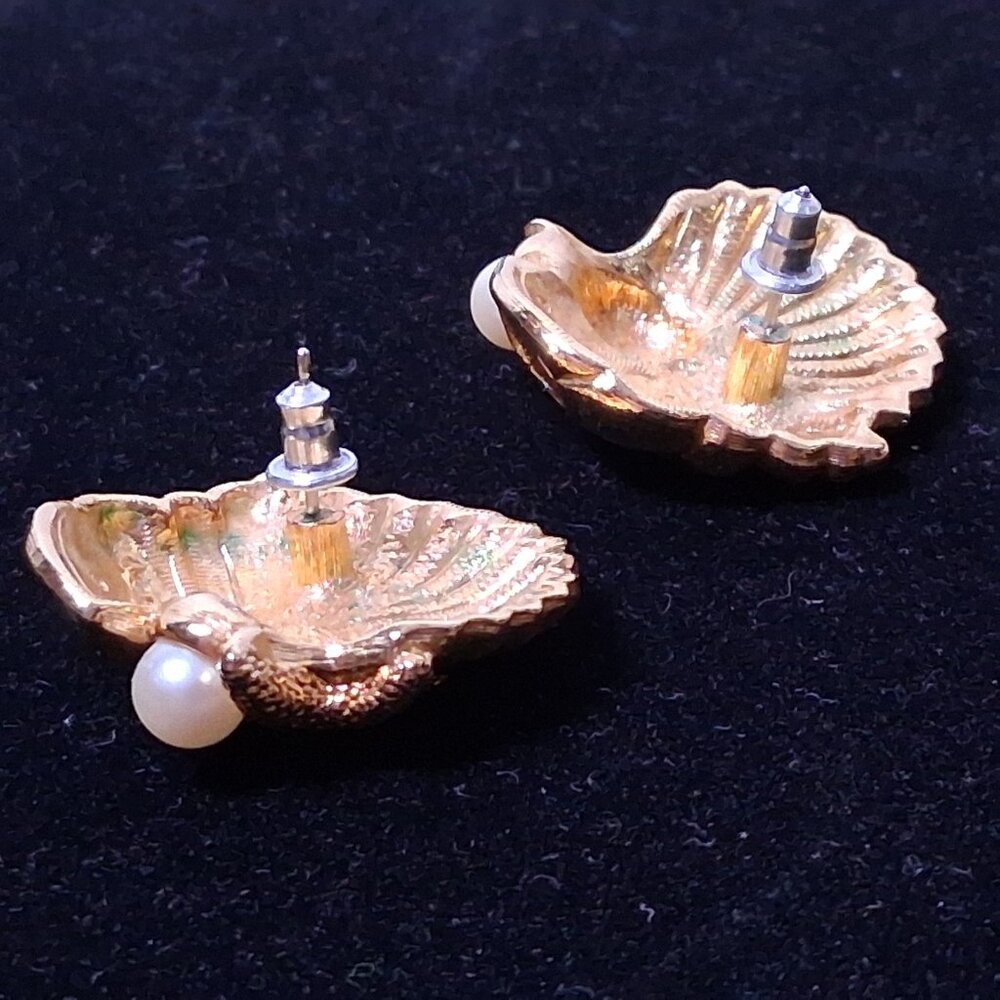 Avon Seashell Earrings Pierced Gold Tone Faux Pearl Starfish Shell Conch Beach - Picture 9 of 9